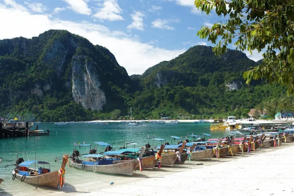 Phuttachot Resort Ko Phi Phi 2*,