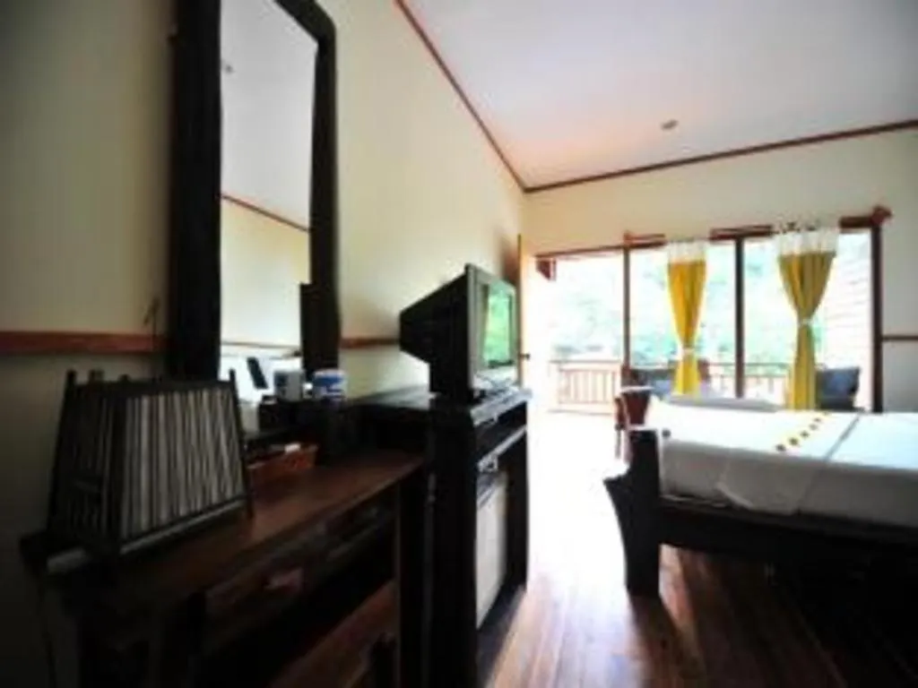 Phuttachot Resort Ko Phi Phi 2*,