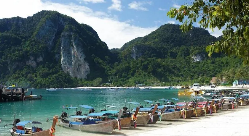 Phuttachot Resort Ko Phi Phi 2*,