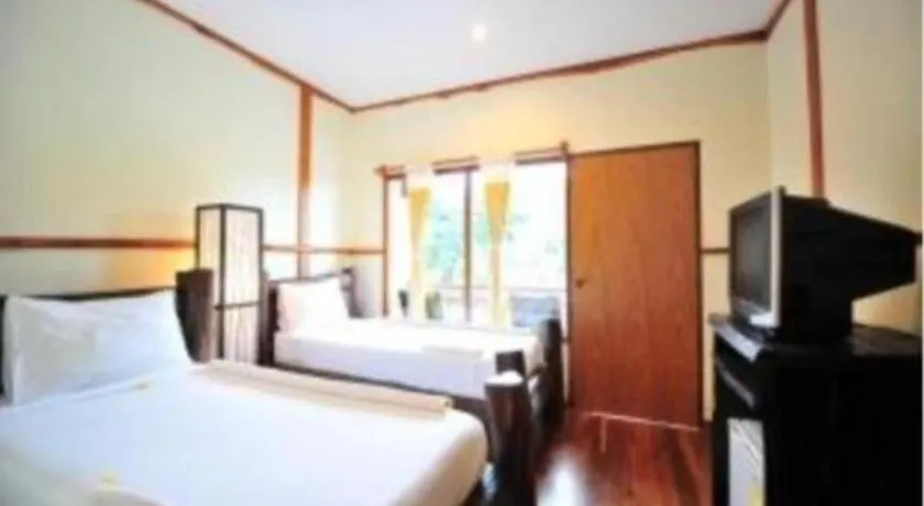 Phuttachot Resort Ko Phi Phi 2*,