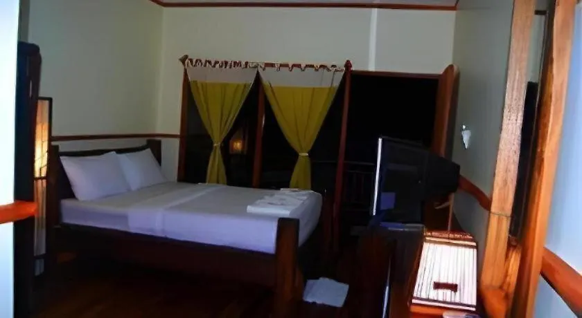 Phuttachot Resort Ko Phi Phi 2*,
