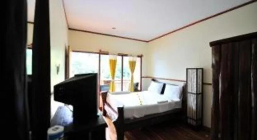 Phuttachot Resort Ko Phi Phi 2*,